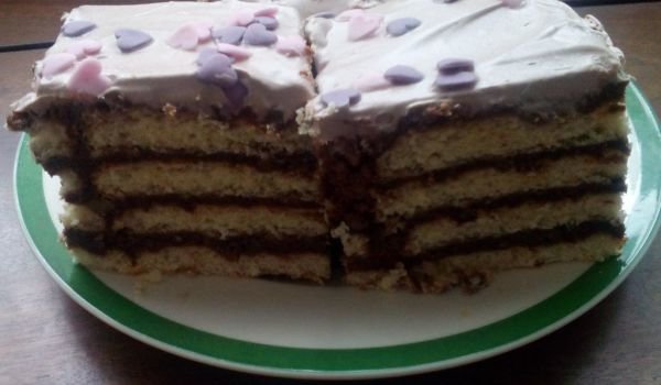Бисквитена торта с крем от хляб