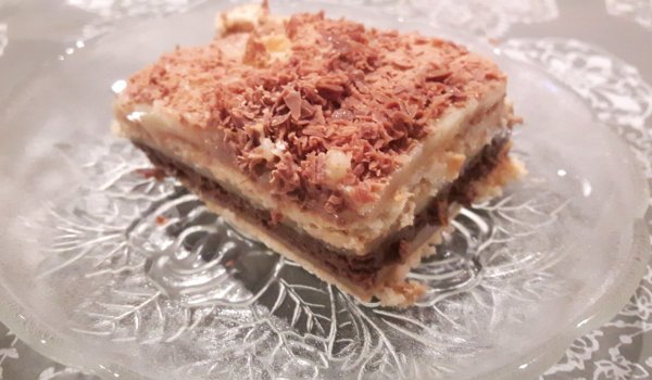 Бисквитена торта с лимонов привкус