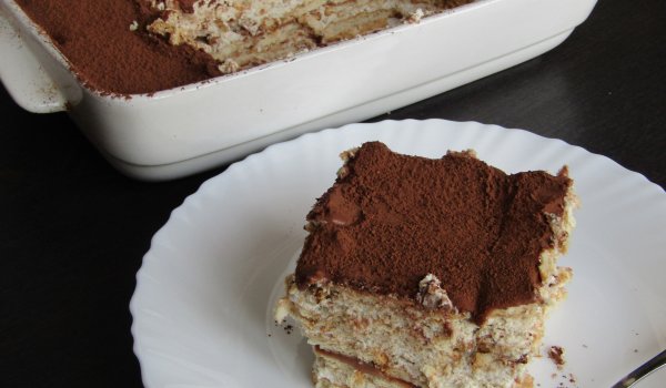 Бисквитена торта с маскарпоне и халва