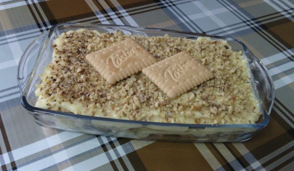 Бисквитена торта с орехи и череши