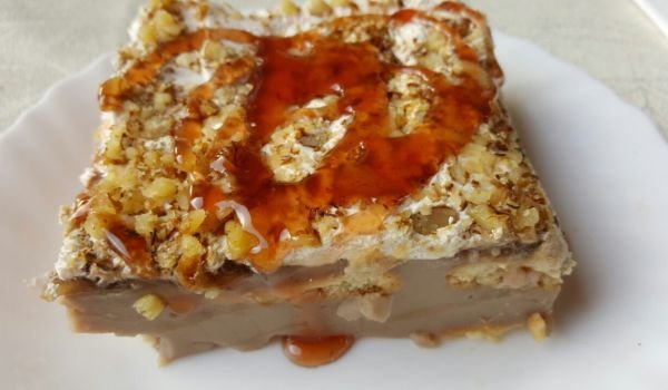 Бисквитена торта с орехова поръска и мед