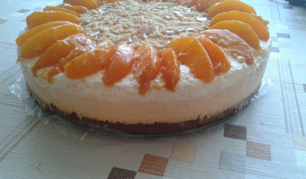 Бисквитена торта с праскови