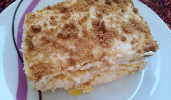 Бисквитена торта с пухкав крем