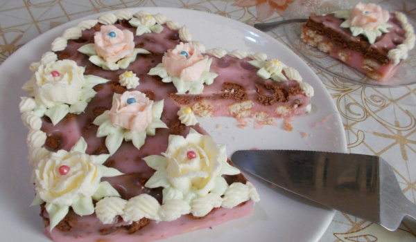 Бисквитена торта със рози от сметана