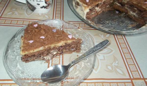 Бисквитена торта със сладко от боровинки