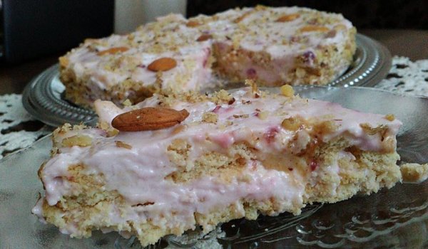 Бисквитена торта със сладко от малини