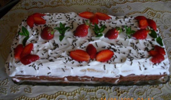 Бисквитена торта със сметана и ягоди