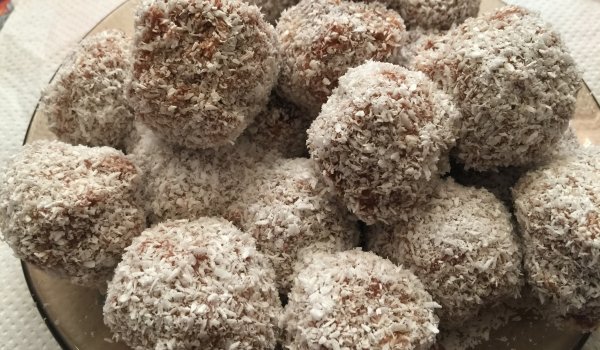 Бисквитени бонбони с шоколад, орехи и кокос