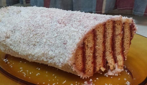 Бисквитено руло с малини и кокос