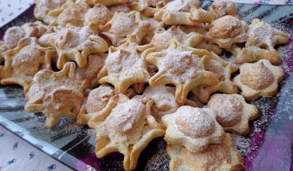 Бисквити с черешка и белтък