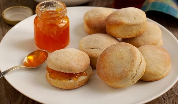 Бисквити с кайсиеви и орехови ядки