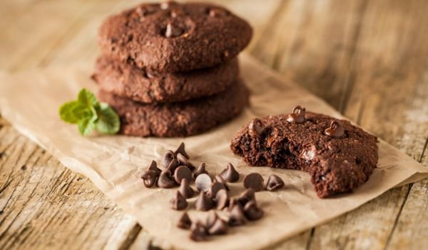 Бисквити с шоколадов пълнеж