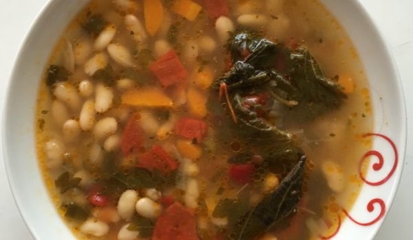Боб чорба с коприва