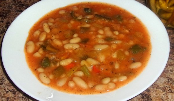 Боб яхния с праз лук