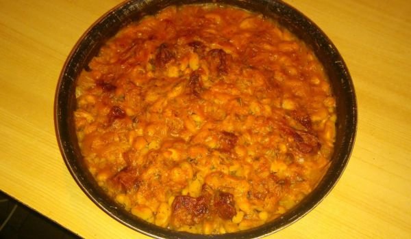 Боб на фурна с пушени свински гърди