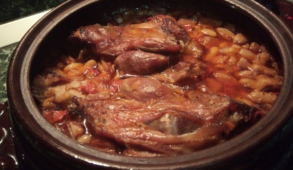 Боб с пушен джолан в гювеч