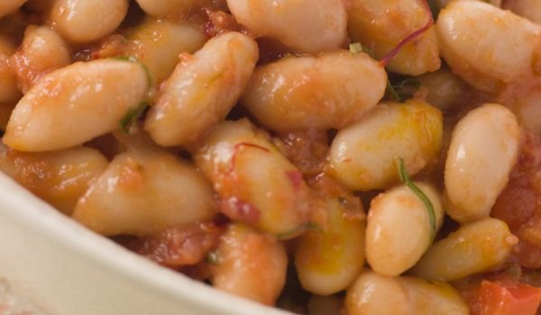 Боб със свински кокали