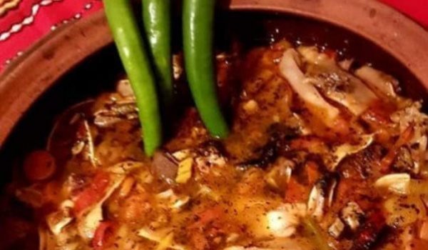 Боб със свински уши в гювеч