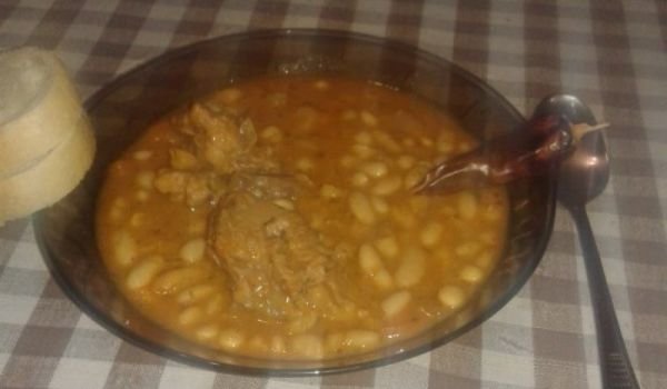 Боб със свинско рагу в тенжера под налягане