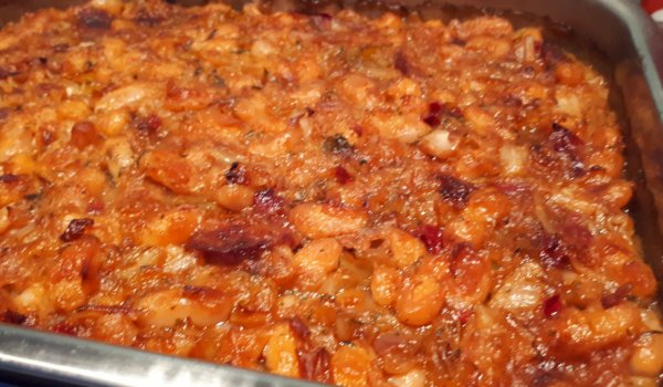 Боб със зеле и чоризо на фурна