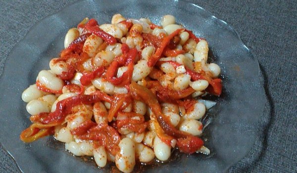 Бобена салата с печени чушки и лук