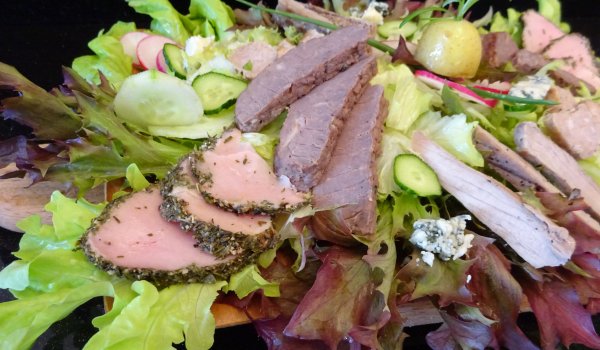 Богата комбинирана салата за специален повод