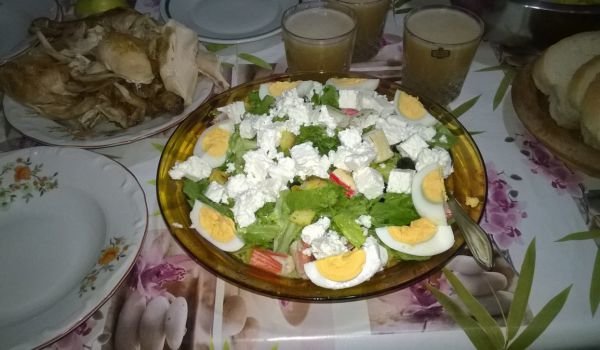 Богата зелена пролетна салата