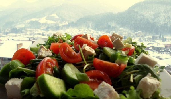 Богата зелена салата с чери домати