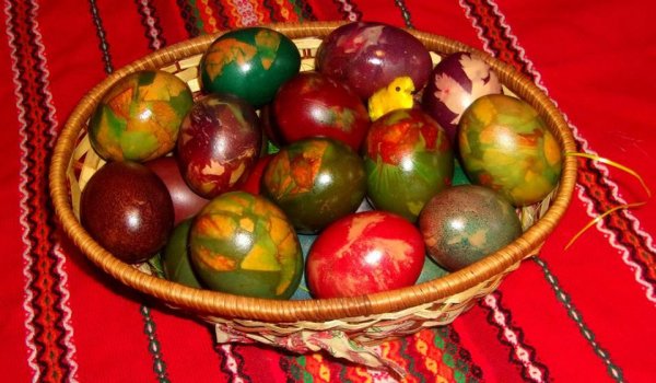 Боядисани мраморни яйца с люспи от лук