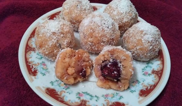 Бонбони от бисквити и череши