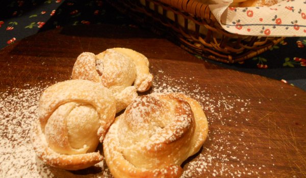 Бриош рози с пълнеж от шоколад и мармалад