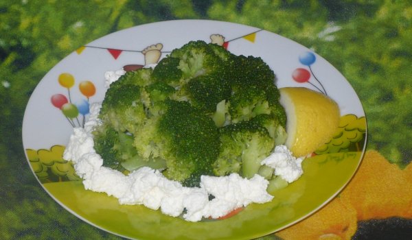 Броколи на пара с лимон и масло