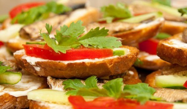 Брускети с чеснов крем