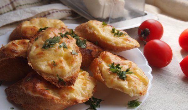 Брускети с кашкавал, яйце, крема сирене