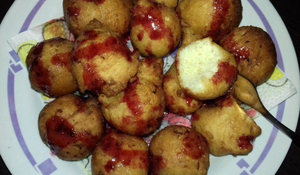 Бухти с прясно мляко и топинг от къпини