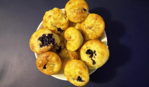 Бухтички със сладко от касис във формички за мъфини