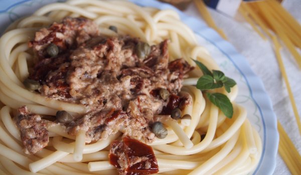 Букатини с аншоа и сушени домати