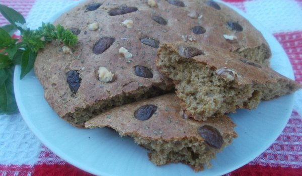 Бъркана питка с лимец, орехи и маслини