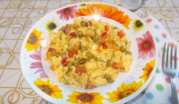 Бъркани чушки с яйца, грах и моркови