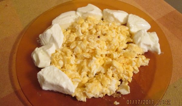 Бъркани яйца с чесън и мляко