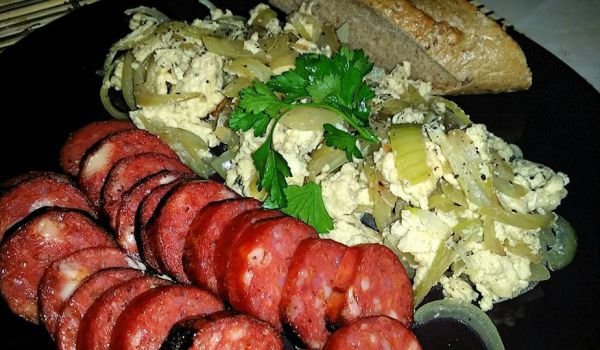 Бъркани яйца с лук и сирене