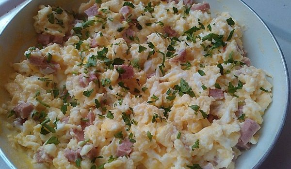 Бъркани яйца със сирене, извара и шунка