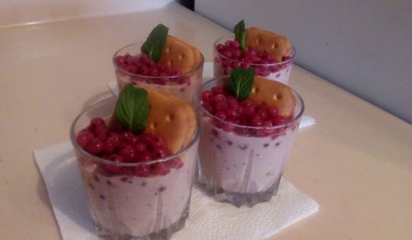 Бърз десерт с кисело мляко