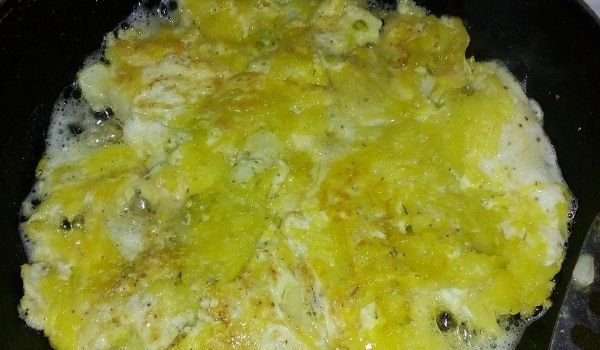 Бърз омлет с настъргани картофи