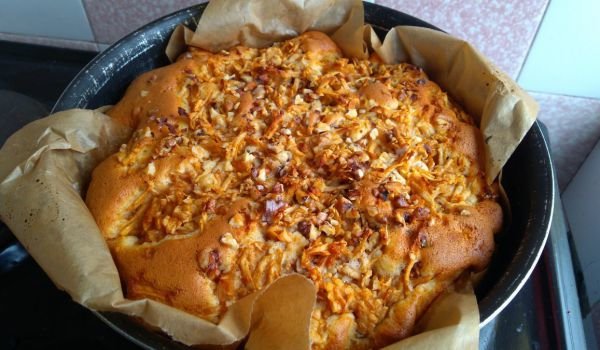 Бърз сладкиш с настъргани ябълки и орехи