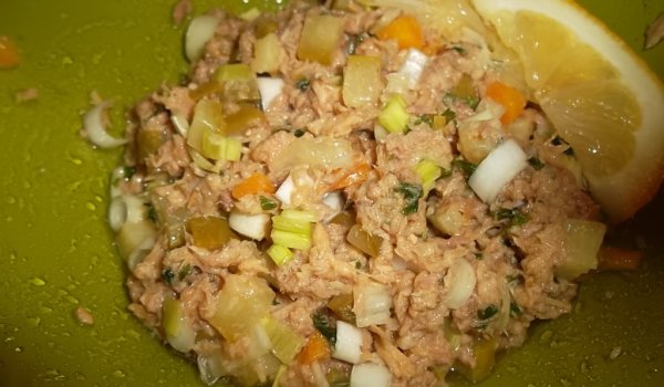 Бърза салата с риба тон и кисели краставички