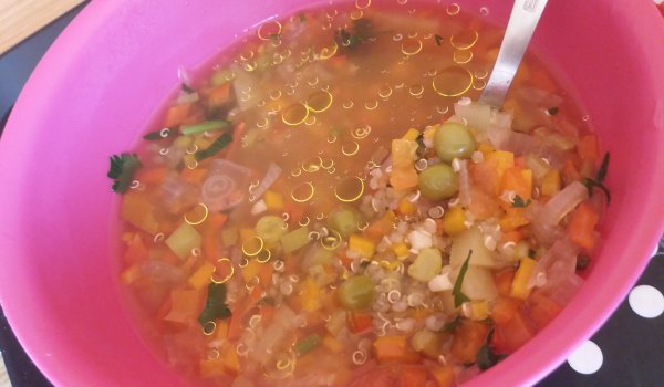 Бърза зеленчукова супа с киноа