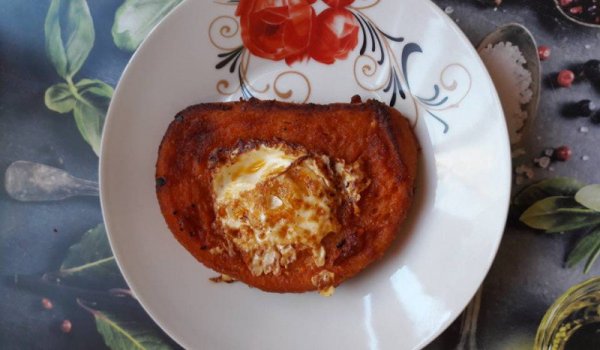 Бързи филийки с лютеница и яйце за закуска