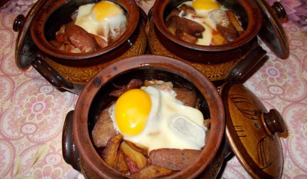 Бързи гювечета с домашна луканка