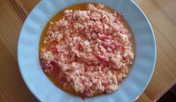 Бързи яйца с домати и сирене